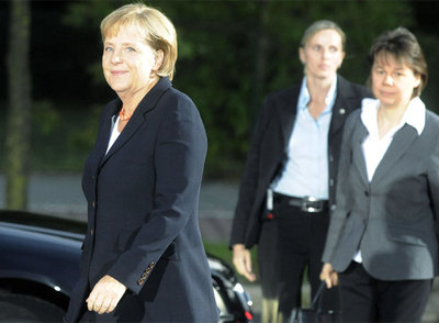 Angela Merkel llega al debate televisivo celebrado anoche acompañada de su jefa de gabinete, Beate Baumann.
