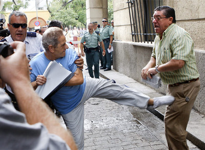 El pirómano de un edificio sevillano se enfrenta con un vecino afectado