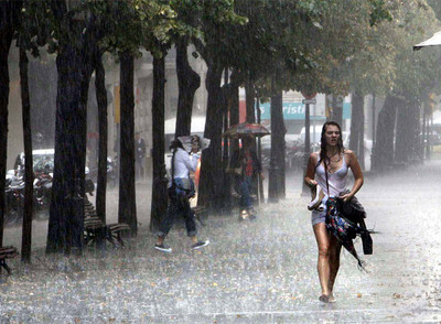 Descalzos bajo el aguacero