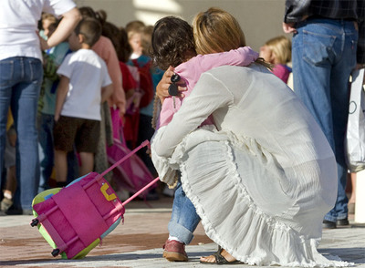Una madre despide a su hija en el primer día de clases en el colegio San Sebastián, en El Boalo.