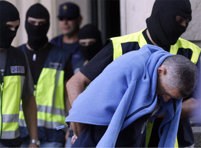 El ex policía Lars S. M., cabizbajo, es custodiado ayer por varios agentes ante la juez, que le imputa el robo de la droga en la Jefatura.