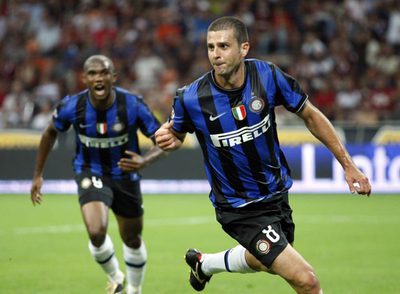 Motta celebra su reciente gol al Milan, seguido de Eto'o.