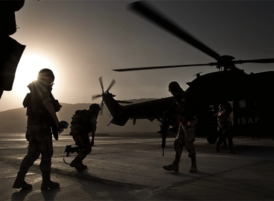 Varios soldados españoles, en el aeropuerto de Qal-i-Naw.