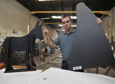 El artista Fernando Sánchez Castillo posa junto a la maqueta de  Burro Grande  en el taller de la fundición Capa.