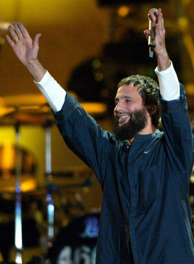 Cat Stevens, durante un concierto benéfico en Suráfrica en 2003 . 
