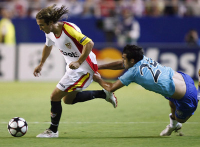 Diego Capel se marcha del marcaje de Maftei.