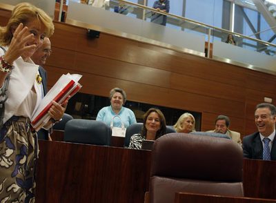 Esperanza Aguirre entra en el hemiciclo entre las risas de sus diputados. A la derecha, el ex consejero Alberto López Viejo, imputado en el  caso Gürtel. 