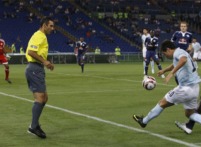 La UEFA estrena árbitros de área