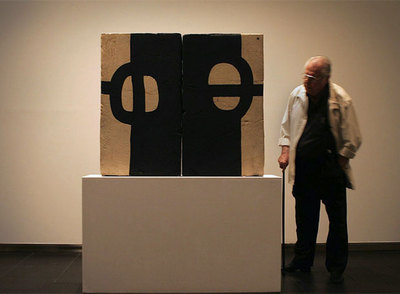 Un hombre observaba ayer la obra  Óxido G-78  de Chillida en el nuevo Centro de Cultura de Cádiz.