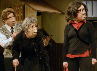 Escenas de  Hotel Paradiso  (izquierda), que se representa este fin de semana en Sueca (Valencia) y la próxima semana en el teatro de La Abadía, de Madrid, e  Infinita,  de la compañía Familie Flöz. rnFotos: Marianne Menkel