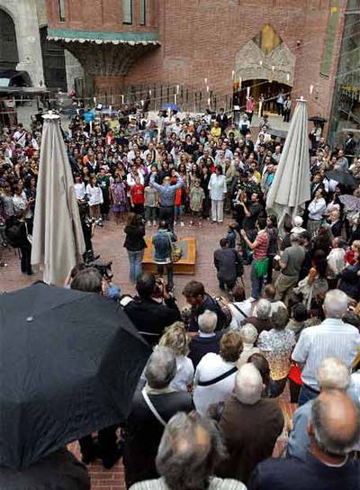 Los asistentes durante la interpretación del  Cant de la senyera .