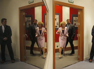 Elena Salgado y Francisco Caamaño, cuando se dirigían ayer a la sala de las ruedas de prensa del Consejo de Ministros.