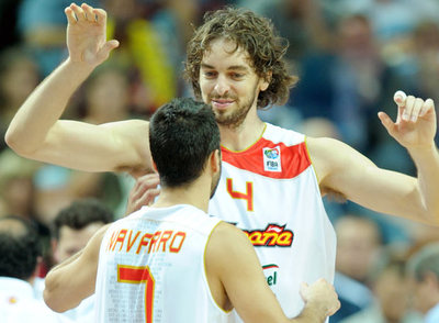 Pau Gasol y Juan Carlos Navarro celebran el pase de España a la final del Europeo tras eliminar a Grecia.
