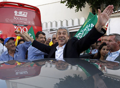 El primer ministro y candidato socialista, José Sócrates, saluda a sus partidarios en Santarem el pasado día 15.