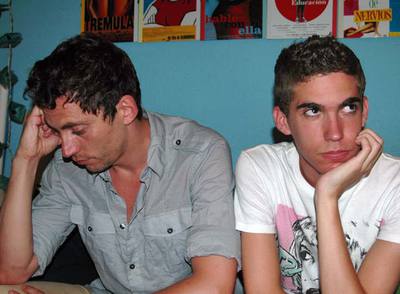 Paco León, izquierda, en una escena de  Lo que surja. 