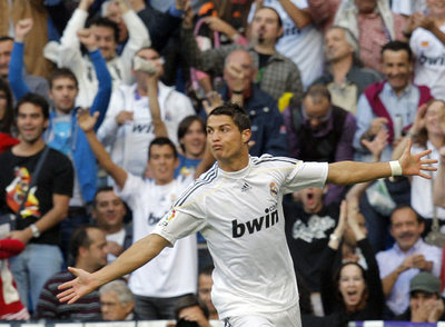 Cristiano Ronaldo celebra el primero de sus dos goles ayer al Xerez.