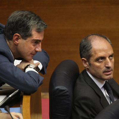 Ricardo Costa (a la izquierda), junto al presidente Francisco Camps en las Cortes Valencianas.