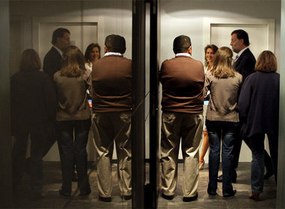 Rajoy y Dolores de Cospedal, con dirigentes de su partido en la sede de Génova.