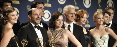 Matthew Weiner (segundo por la izquierda), creador de  Mad Men,  muestra sus  emmys  con parte del equipo de  la serie. 