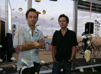 Los hermanos Manuel Pedro y Miguel Pablo Rosado, el pasado lunes en Córdoba ante una de sus esculturas colgantes.