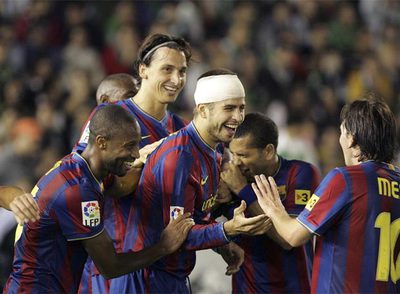 Keita, Ibrahimovic, Alves y Messi felicitan a Piqué, con la cabeza vendada, tras su gol.