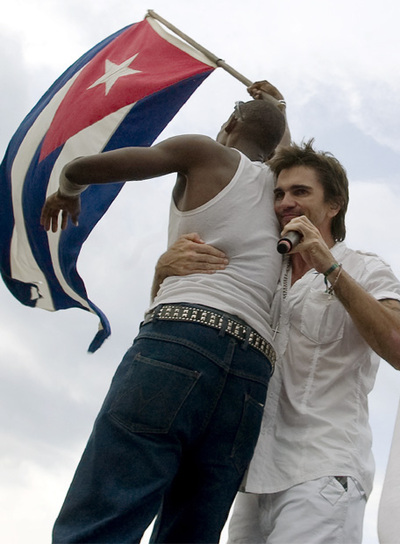 Juanes abraza a un fan cubano durante el concierto  Paz sin fronteras .