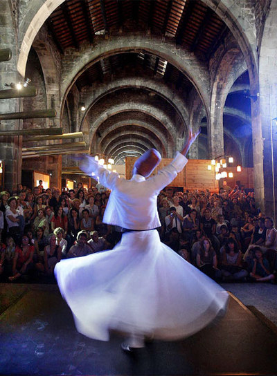 Un derviche baila ante la multitud, ayer en las Drassanes.