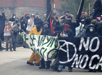Gritos contra el capitalismo en el arranque de la cumbre
