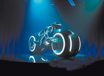  Más rápido, más oscuro y más violento: así es el nuevo  Tron.  Y así son las motos cibernéticas de nueva generación.  