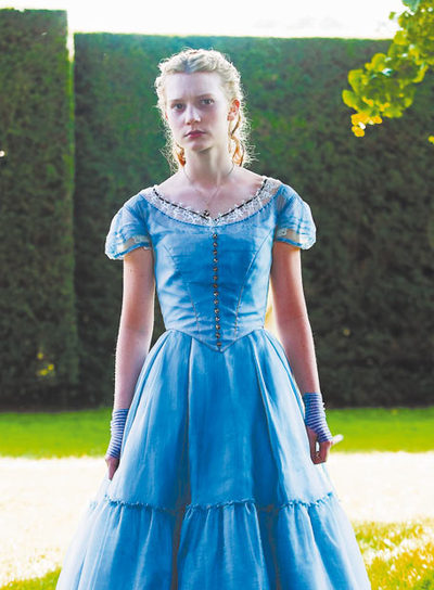  ¿Dónde está el conejo? Alicia (Mia Wasikowska) se entrega a las alucinaciones de Carroll amplificadas por Tim Burton. 