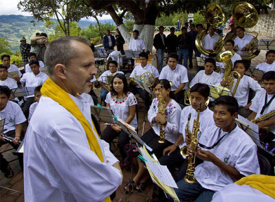 Miguel Bosé, con los niños músicos