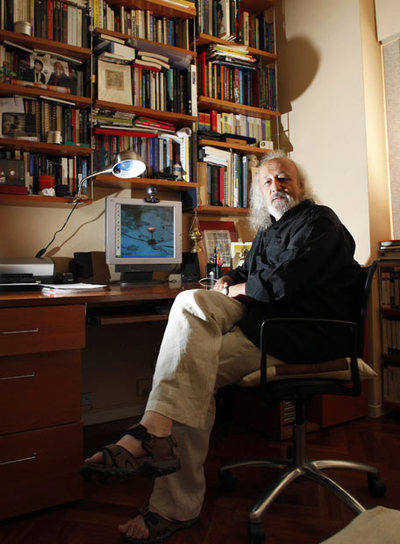 El director de cine Montxo Armendáriz, en el estudio de su casa en Madrid.