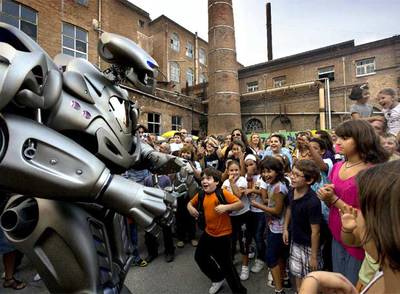  Titan,  el androide que ha creado el artista Cyberstein, fascina a los niños durante la Mercè en la Fabra i Coats de Sant Andreu.