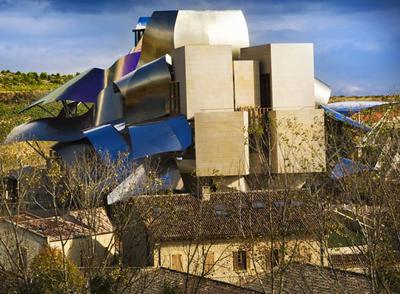 Edificio proyectado por Frank Gehry (con hotel,   spa   y restaurante) para la Ciudad del Vino de las bodegas Marqués de Riscal, en la localidad alavesa de Elciego.
