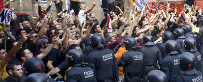 Agentes antidisturbios de los Mossos d'Esquadra impiden que independentistas catalanes se acerquen a manifestantes de Falange Española en Arenys de Munt el pasado 13 de septiembre.