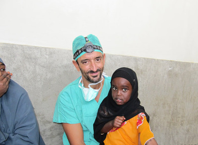 Pedro Cavadas, en Kenia, donde opera a mutilados por los conflictos tribales.