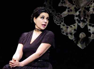 La actriz y directora Licia Maglietta interpreta  Manca solo la domenica. 