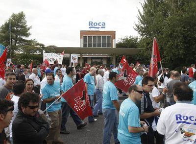 Protesta de los trabajadores de Roca en Alcalá de Henares contra el ERE solicitado por la empresa.