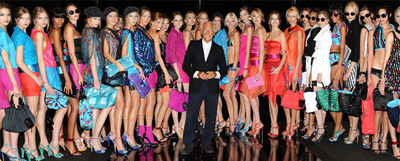 Giorgio Armani tras mostrar su colección primavera-verano 2010
