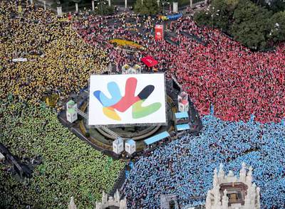 Vista de la plaza de Cibeles durante la fiesta de ayer,  Día de la corazonada,  en la que 100.000 personas apoyaron la candidatura de Madrid a los Juegos Olímpicos de 2016.