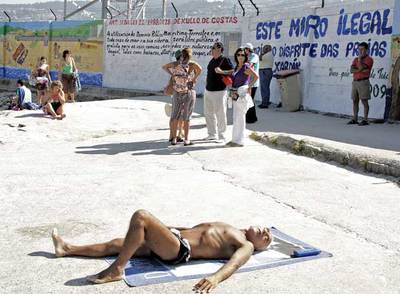 Sol y reivindicación frente al muro del Ejército