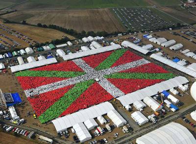 Los miles de asistentes compusieron con carteles el mosaico de una gigantesca 'ikurriña'