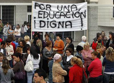 Cientos de personas protestan por la falta de un educador para un alumno con  Síndrome de Dúchenne,  en Chiva.
