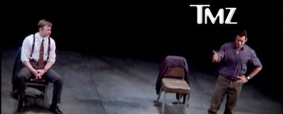 El momento en que Hugh Jackman para la obra.