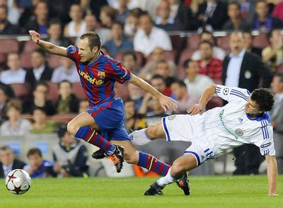 Iniesta sufre una falta de Eremenko.