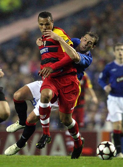 Luis Fabiano pelea por el balón con Thompson.