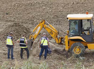 Cuatro agentes observan la zanja de Camas en la que ayer la policía buscó sin éxito.