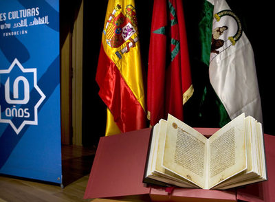 Edición restaurada del Corán del siglo XIII, que se presentó ayer en la Biblioteca Nacional en Rabat (Marruecos).