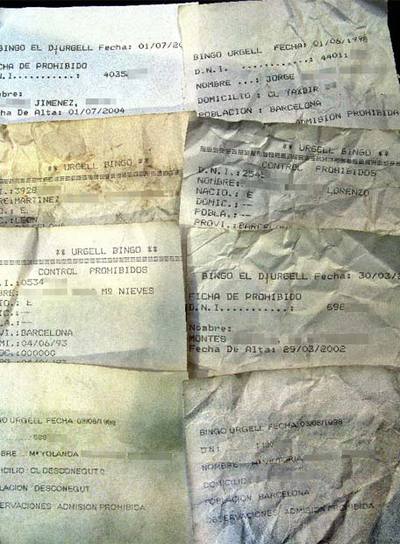 Algunas de las fichas personales que estuvieron tiradas en la calle d'Urgell.