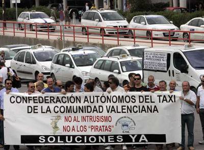 Un grupo de taxistas, concentrados ayer ante el aeropuerto de l'Altet.